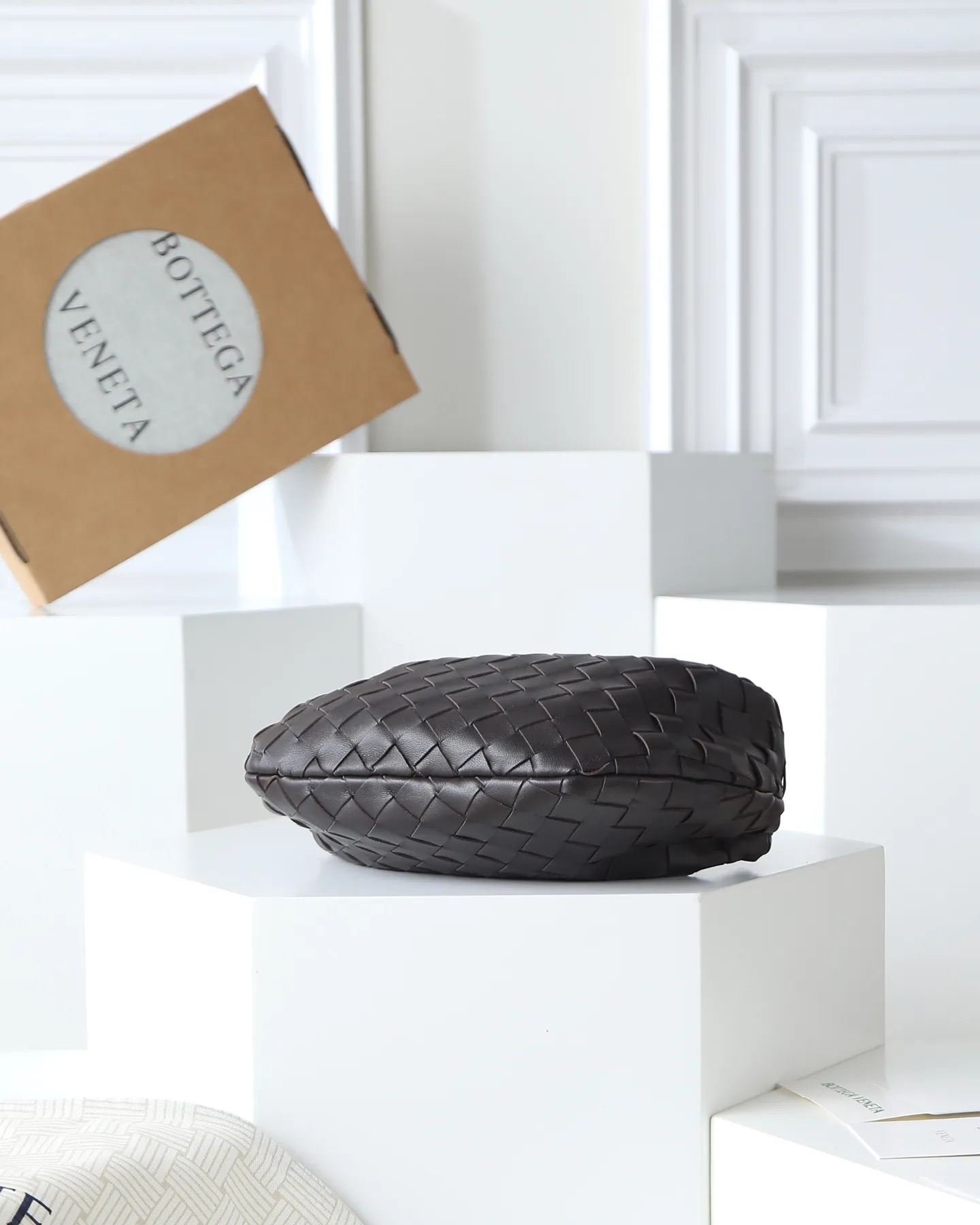 800. Bottega veneta͙.——-The latest braided and knotted hobo🔥 The top-grade lambskin leather is very soft, the bag shape is unique, practical and durable. It retains the traditional weaving elements while being a bit more flamboyant ~ Made of hand-woven sheepskin, zipper opening and closing, curved seamless structure, effortless to match. Highly recommended⚠️⚠️⚠️ The most high-end in the market🌈Welcome to compare [Factory complete package] size: 23x15x5cm.   Model: 651876
